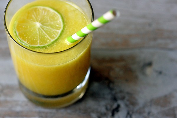 Mango & curcuma smoothie